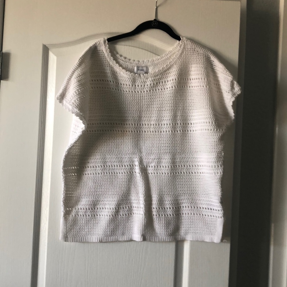 Short sleeved knit top.